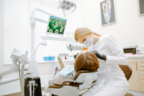 歯科検診を持つ女性