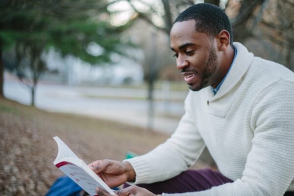 本を読む黒人の男性